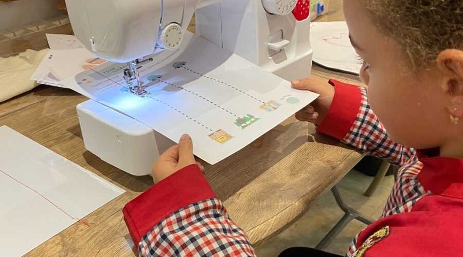 Le Fil Magique : Les Bienfaits de l’Apprentissage de la Couture et l’Importance de la Machine à Coudre pour les Enfants